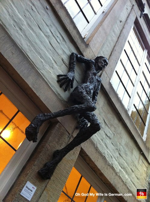 34-scary-sculpture-horror-schnoor-art-bremen