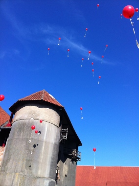 german-wedding-red-balloons-wishes-good-luck